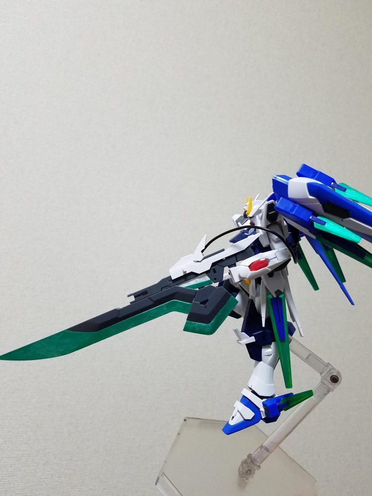 ブレイドライフルはバックパックからエネルギーチューブを連結、エネルギー供給する事でビームブレイドを発振させることが可能(という設定)です。