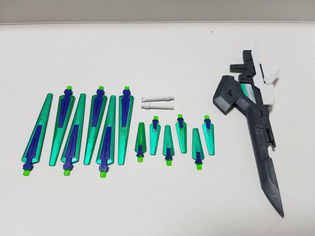 武装はブレイドライフル1丁、ビームサーベル2本、小型ソードビット6基、大型ソードビット6基となります。
頭部バルカンはあるにはあるんですが撃つとアンテナに当たるので…