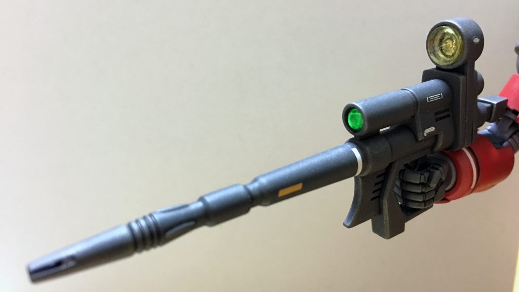 ビームライフルのスコープ部分をUVレジンでクリア化、その他の穴もセンサー扱いにして、市販のクリアパーツを仕込みました。