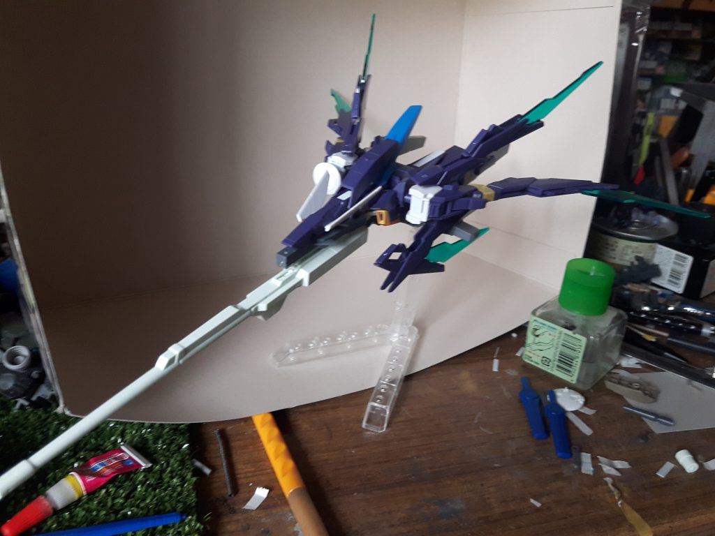 AGE2マグナムのMA形態が戦闘機みたいで格好いいと思ったのが事の始まりw
Gディフェンサーのロングライフルを付けたりしてるうちに紋章機っぽく見えたのでラッキースター風に改造しましたw