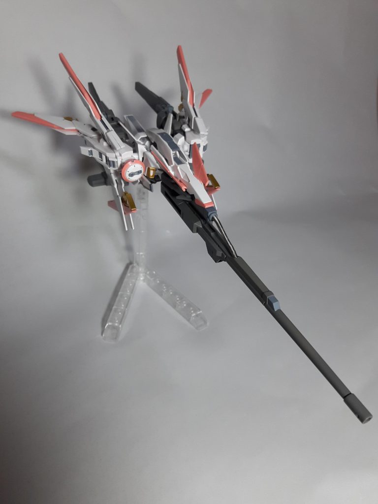 MS形態を排除し、MA形態のみにすることで機体強度や最高速度の向上を図っている。
武装は小型ミサイルランチャー、追尾型パルスレーザー、ハイパーキャノンの3つと少ない代わりに、超高速飛行で相手を翻弄する戦法を取る。