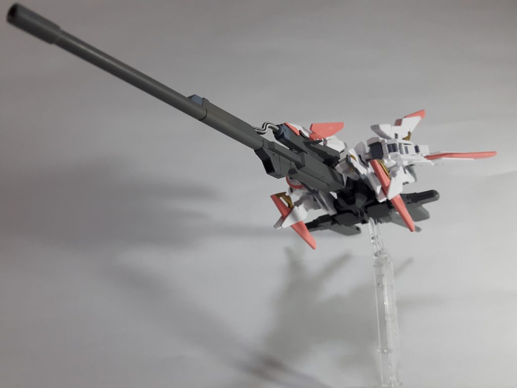 先端の長いのがハイパーキャノンです。
直線上の相手に対し絶大な威力を誇るビームを放ちます。
常に高速移動しながらミサイル、レーザー、キャノンをばら撒くためフォースメンバーに当たりそうになることもしばしば。
その度に仲間から怒られるので、そろそろ機体を新しくしようと考えているとかいないとか(´・ω・`)