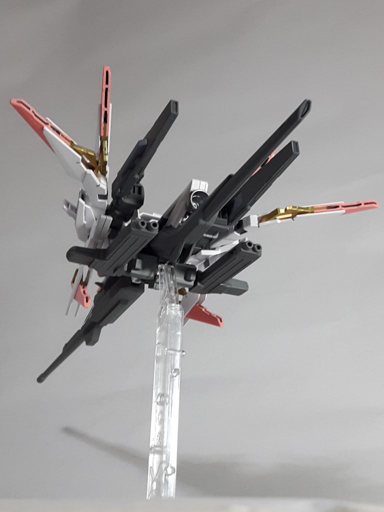 ピンク状の部分はスラスター
上左右のグレーのパーツは追尾型パルスレーザー
下左右のグレーのパーツは小型ミサイルランチャー
中央のパーツがスラスター兼プロペラントタンク
という構成です。