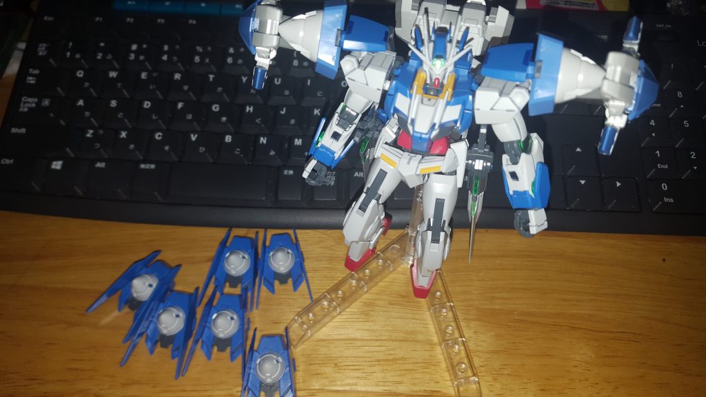 ドライブの取り付け方を模索していた時の1枚です。
とりあえずあのあたりに00の太陽炉とオーライザーをー……
ってハメてるんですけど、これの為にお店の00ダイバーを大量に買ったのはチョット反省してます。
品薄で多数買いは迷惑でしたね……