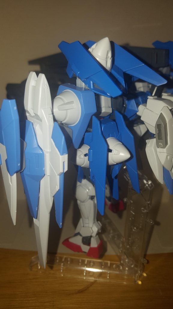 斜め後ろを見た写真です。
オーライザーを取り付ける為に通常のガンダム00の太陽炉を用意しました。
正面から見るよりこっちの方がゴテゴテしてて好きです。