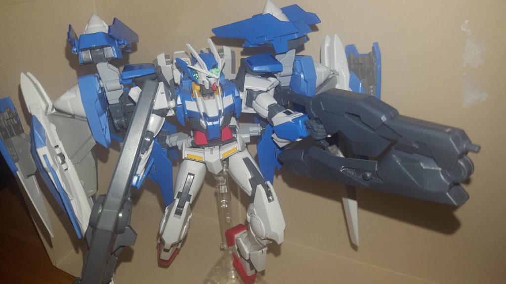 ベイオネットライフルでの応戦。
折りたたんでも大型な武器のはずなのですが、本体のボリュームのおかげであまり気にならないと思います。
……腕はもうちょっと太い方が見栄えしたかもしれないですね。