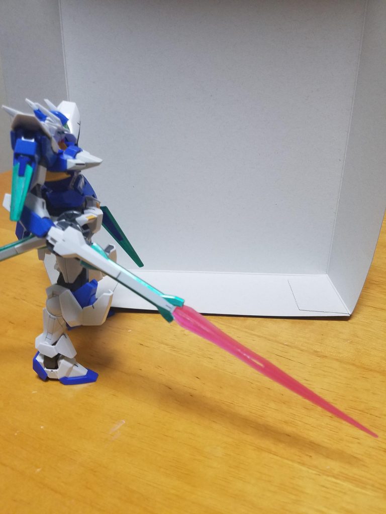 ブレイクブレイドは相手の装甲を砕くことを主な目的としている。
また、切断自体も先端のcファンネルで物理切断、短時間のみ発振可能な大型ビームサーベルでビーム切断を可能としている。
という設定ですw