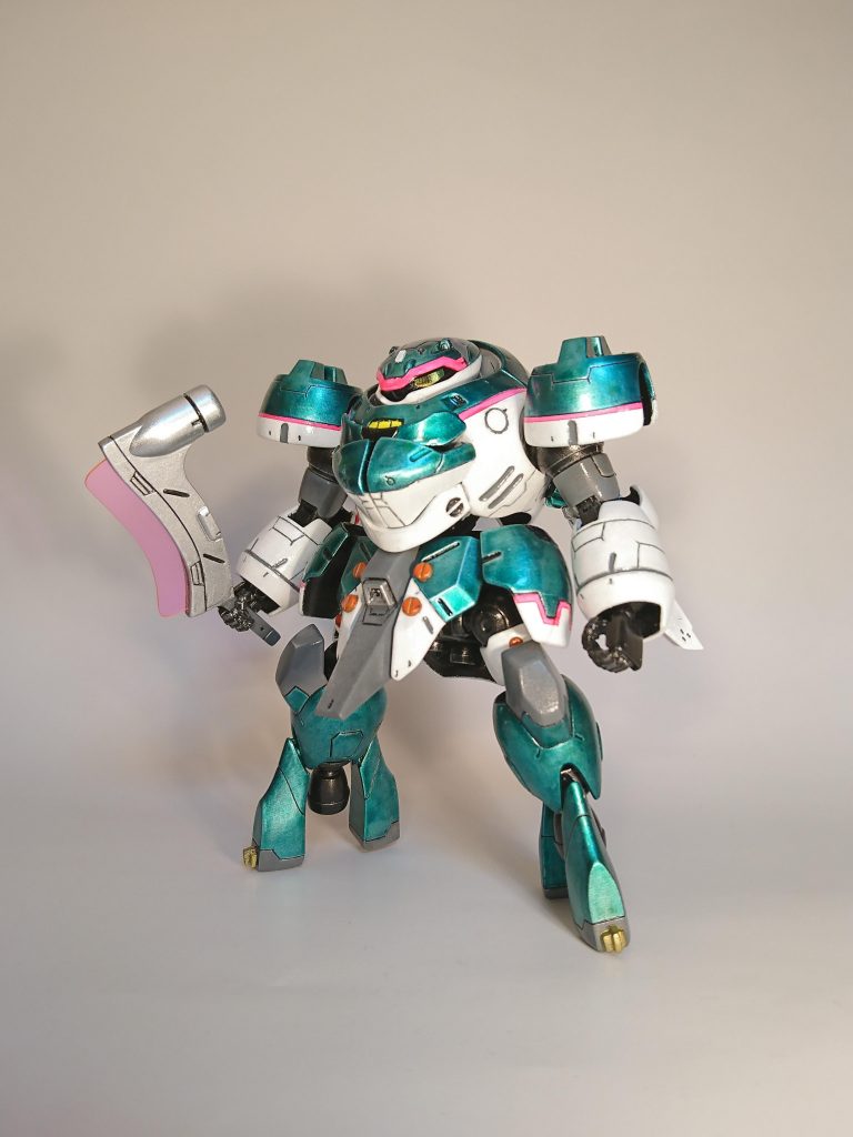 まんまるかわいいマンロディを、息子が大好きな新幹線はやぶさカラーに塗りました。
武器はカイサツチョッパー!