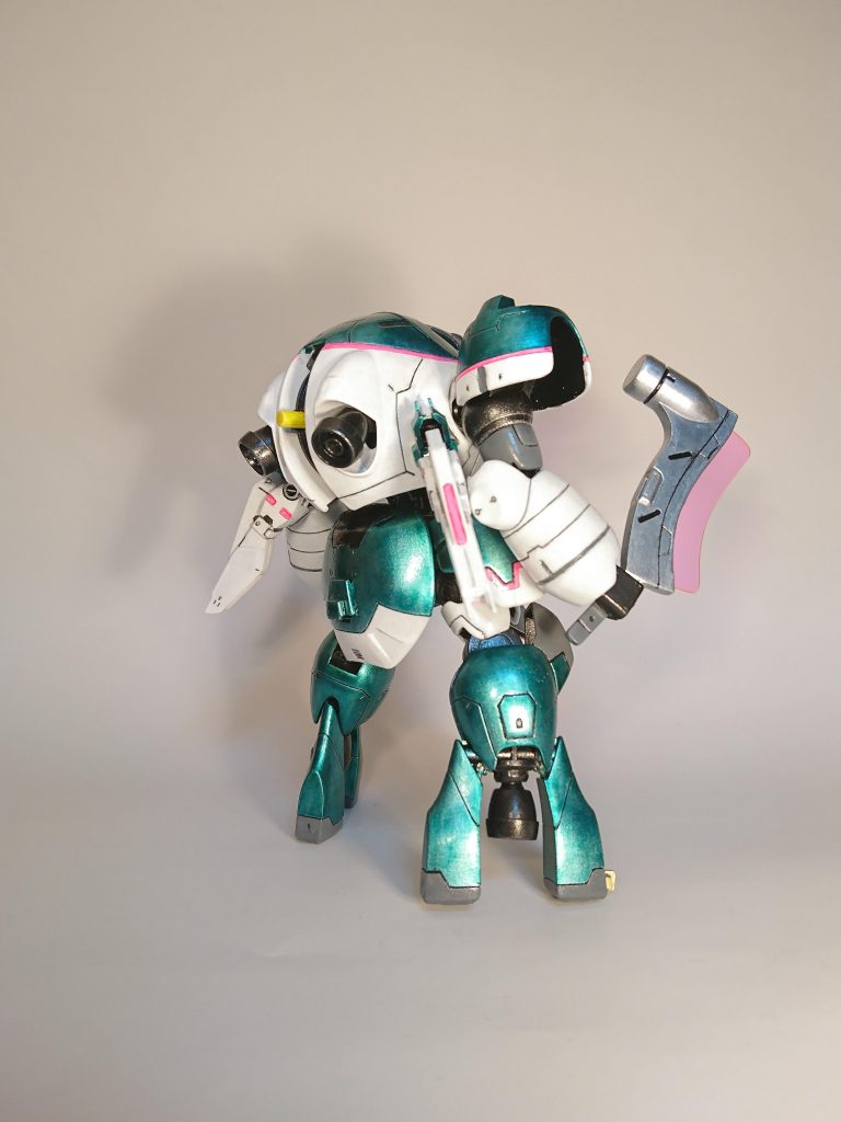 背中にウイングを装備。
中央に見える如何にもおもちゃな黄色い棒を押すと……