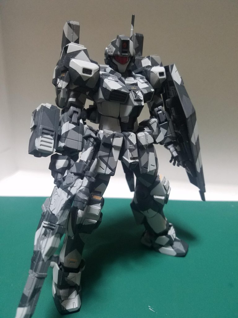 フロントショット

基本装備右腕には自作のボックスタイプビームサーベルを装備。近距離時にも対応してあります。