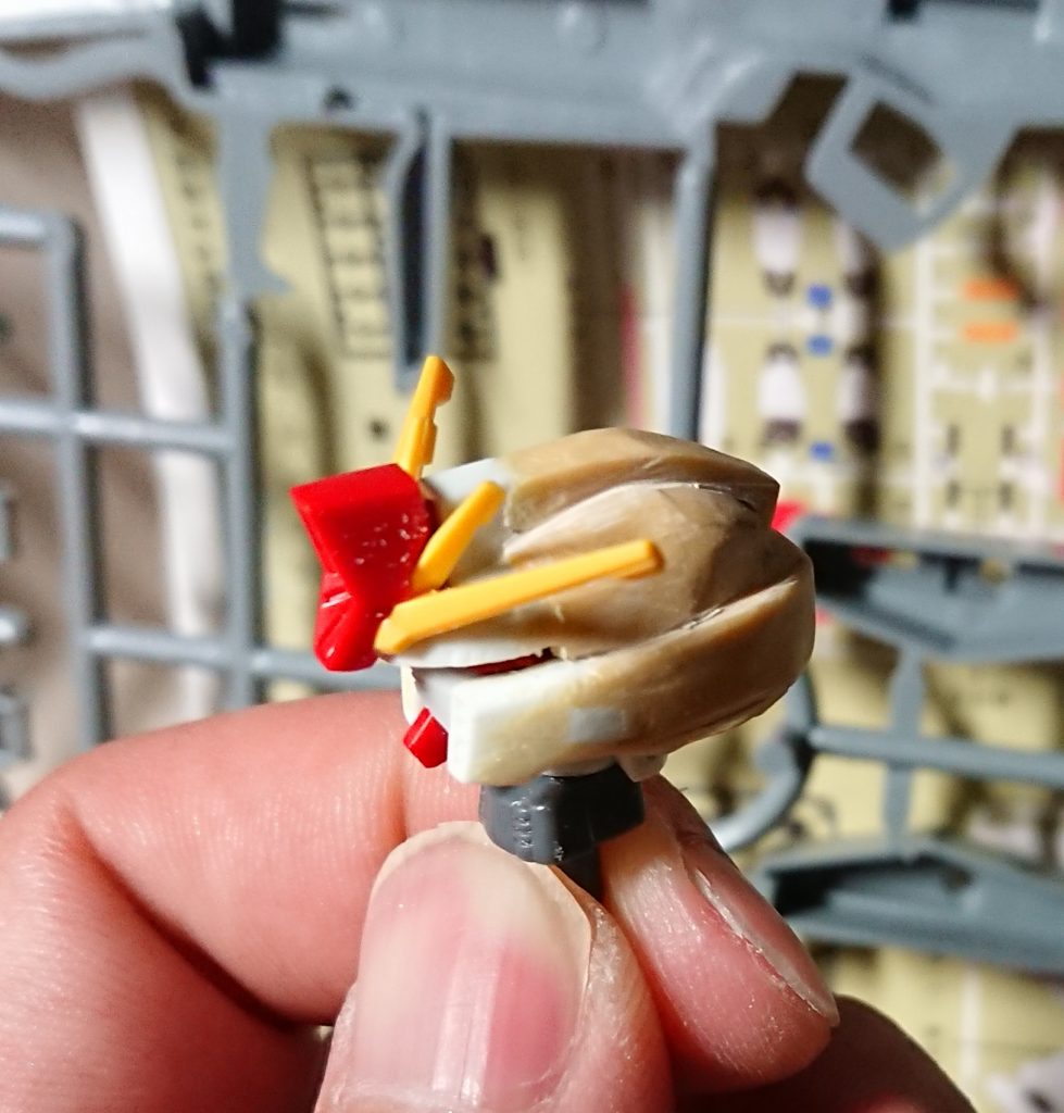 頭部から着手。フェイスはHGUCの陸ガンより拝借。