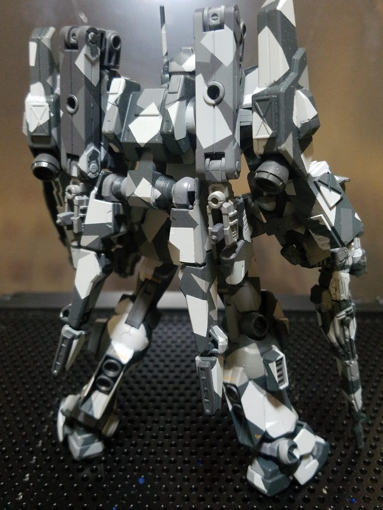 フルウエポン(リア)

バックパックにサブアームを装備し射撃支援も可能です