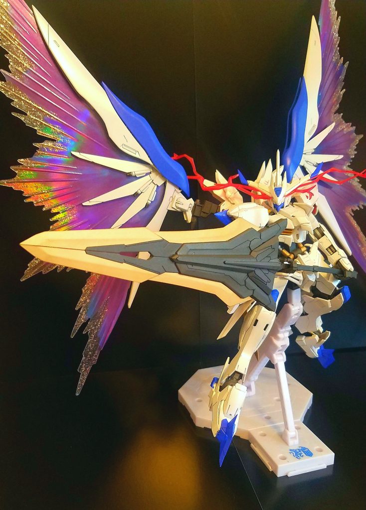 武装1
バエルソード・グラム
ガンダムフレームのリミッターを解除した状態で運用することを前提とした大型の実体剣。
本機は光の翼による高機動で一気に接近し、圧倒的なパワーと質量で叩き斬る戦術を得意とする。
ガンダムフレームのパワーによりこのサイズの実体剣であっても高速で使用でき取り回しに困ることはない。