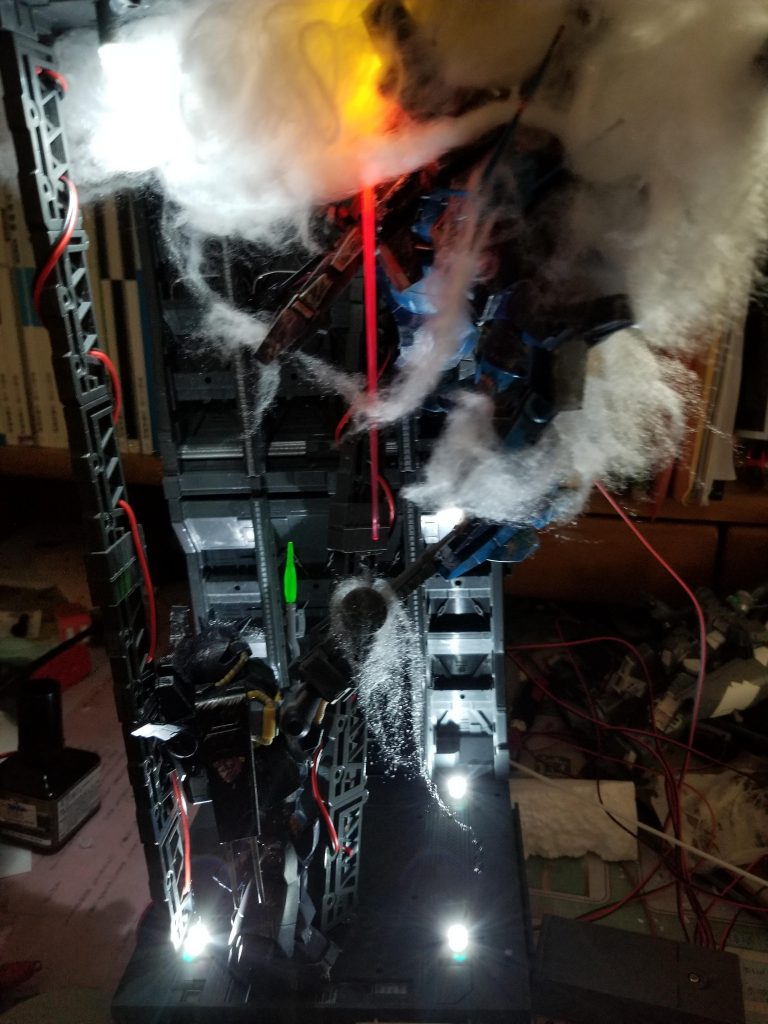 全体
電飾の場所にマスキングテープを巻いて爆炎風にそこからついでにビームサーベルを生やすと外部から狙い撃ちされてるドーベンの完成。