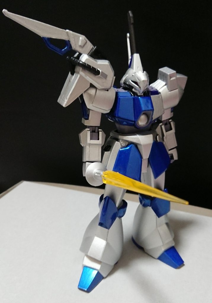 機体名：ヤクト・ガズアル

[武装]専用ビームサーベル、デモリッションナイフ、マイダスメッサー、となっている。

[総合スペック]1.0～13.0の内。
7.5と想定。

自分が戦う相手がライフル等を持っていても気にしないが自分は接近兵装しか使わない、使えない訳ではないが操縦者が何の仕掛けも無い射撃兵器を好まない。
ビームコーティングを施しておりビームにある程度の耐性を持っている、左胸部は特に頑丈に作られておりビームサーベルで突かれても何度か弾く事が出来る。
その為実体剣を用いて戦う方がとても効率的だが鎌のような形状のモノで突かれても一発は耐えられてしまう。