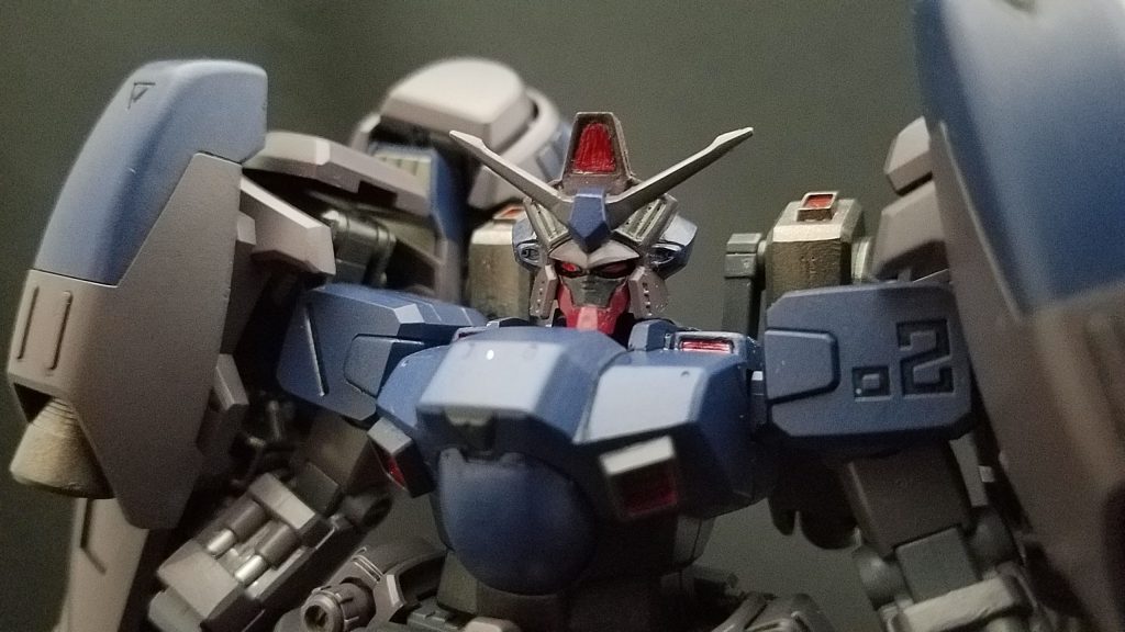 口元はいわゆる「ガンダム顔」にしています。