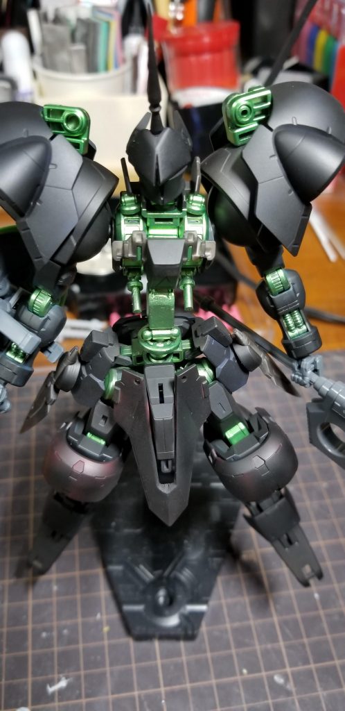 内部フレームについては、メタルイエローグリーンと決めていたので、フレーム塗装の上アーマーを被せています。