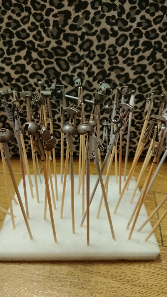 内部は筆で好みの色に塗り替えや色分けをしています。