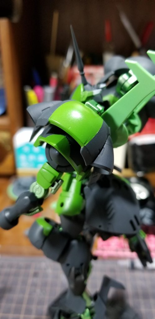 肩部分、上手くフィットしてくれました。
ご覧の通り、ギャンスロットにヘルムヴィーゲを乗せています。