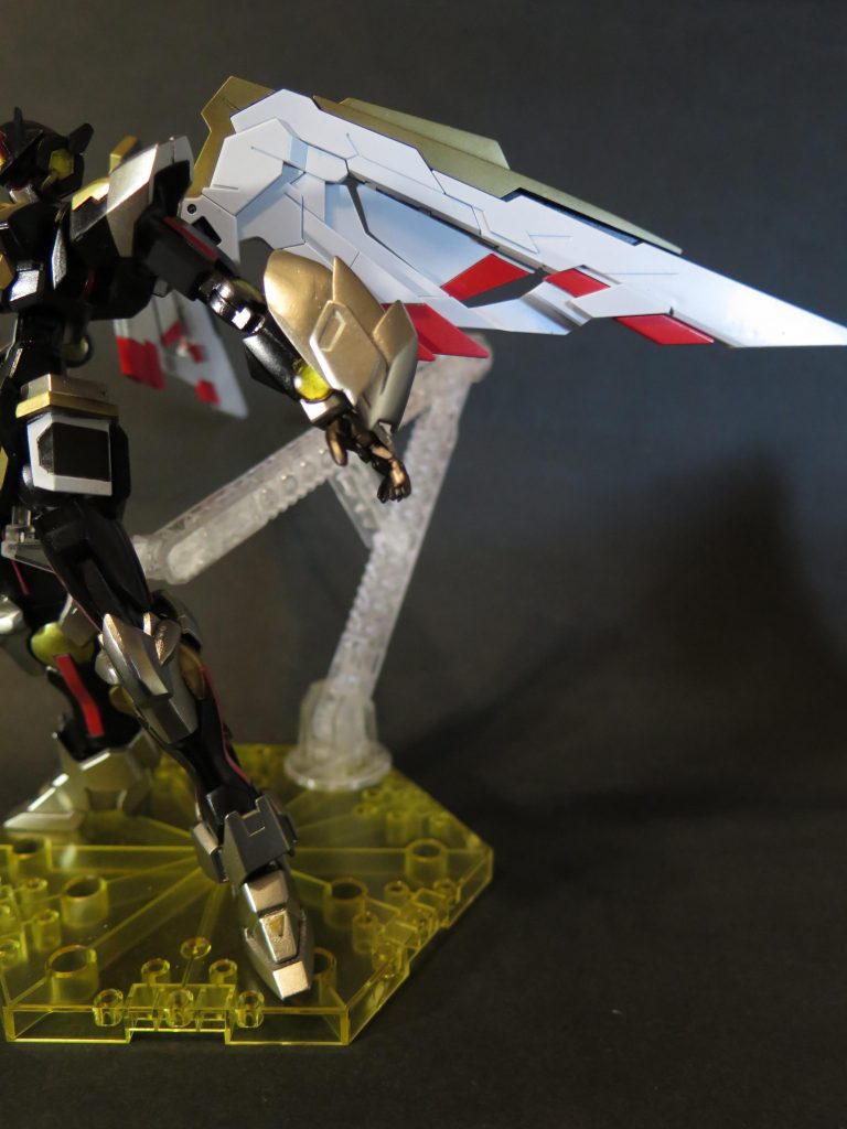 フェイトのブレイズフォームの装甲は,デスティニーのを基準で着ける.故に互いのシルエットは似っている.