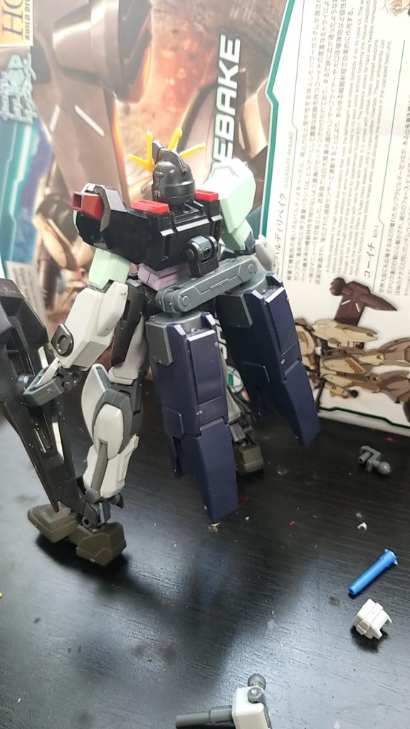 極力ジャンクパーツだけで作りたかったがバックパックの接続にはバトルアームズを使用
バトルアームズとの接続が少し緩かったので瞬着で固定