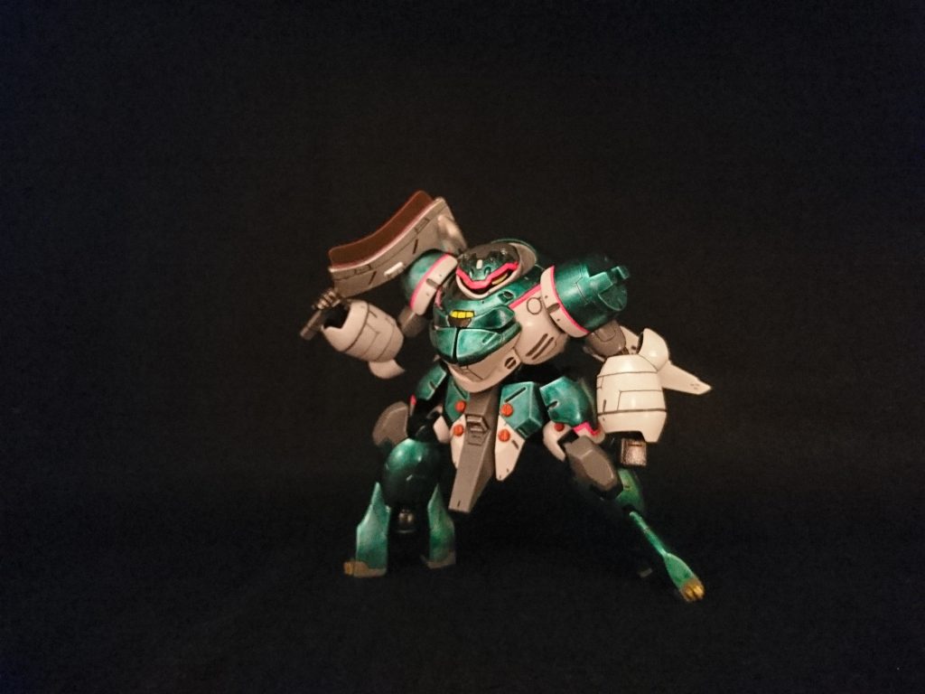 使用キットは『HG 1/144 マンロディ』と『BPHD MS強化ウイング01』。
カイサツチョッパーには100均のクリアカラー下敷きを使用しました。
塗装はアクリジョンを筆塗り。
エネルギー球は乾燥春雨です。