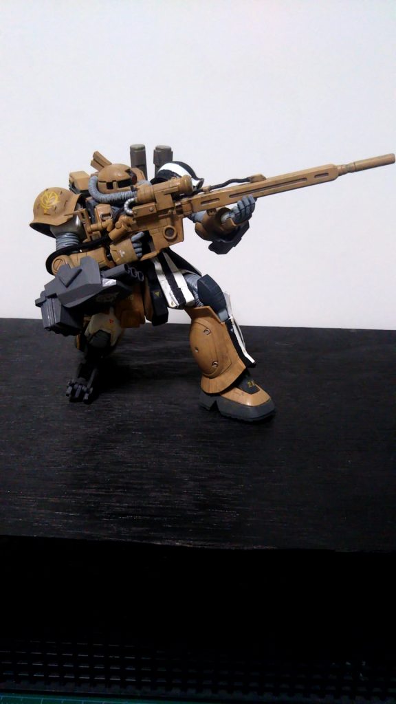 膝撃ち姿勢。スナイパーザクの膝当て利用。