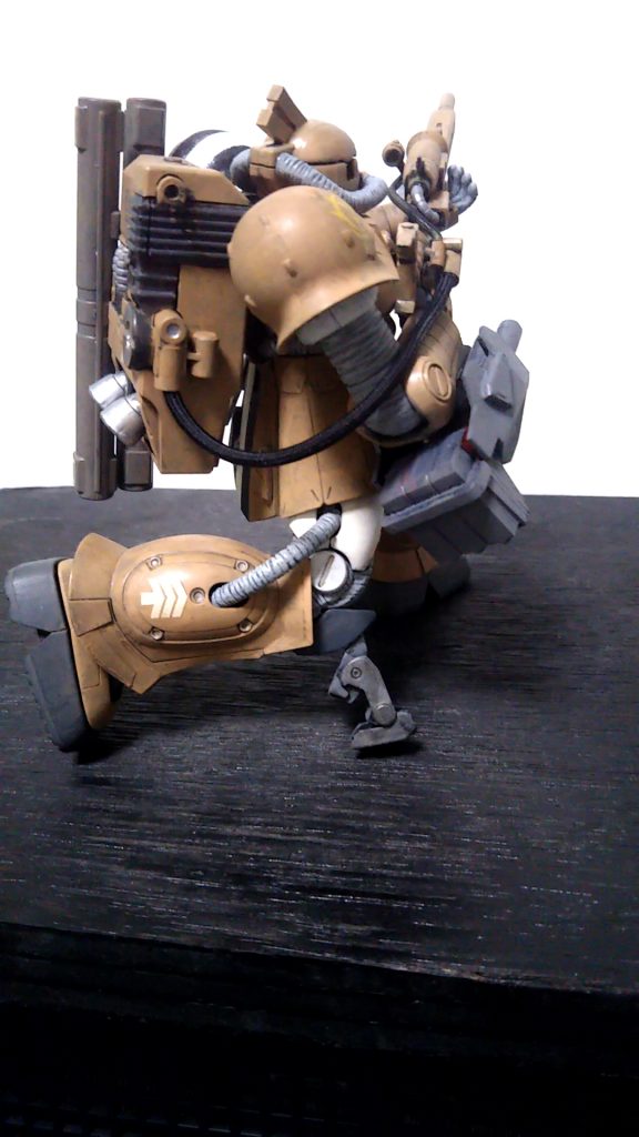 スナイパー機の膝当てギミック。折り畳み可能です。