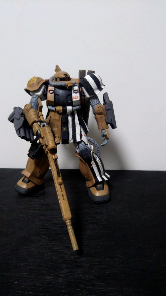 正面立ち。前腕の３連ロケット、シールドはMSVジョニーライデンよりいただきました。