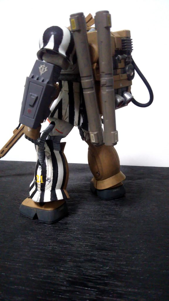 後ろ姿。交換用バレルを付けたかったのでザクはカークス機です。