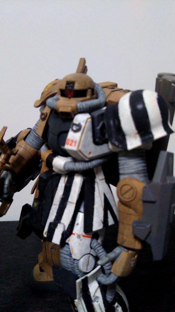 バストアップ。筆塗りマスキングで特徴の黒白塗り分け、
ラインガタガタです。