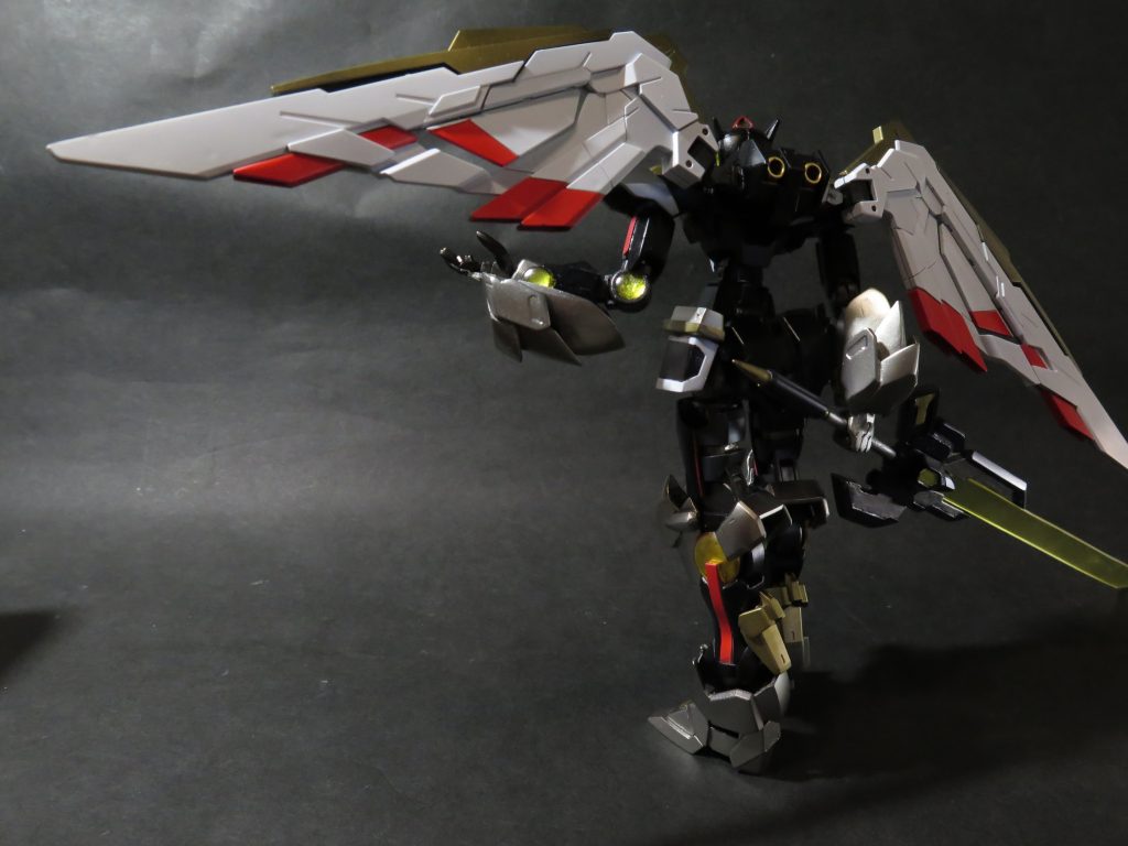 ブレイズウィング
A’sから装備する,管理局第四技術部から預けた機械翼,デスティニーの機動力を強化し,彼の潜能を100%で引き出せる.