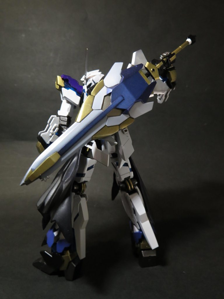 機体のついて:はやてとアインスが一緒に作れた,新しい騎士機体.以前の機体と似ているが,構成は純粋な騎士機じゃなくて,フレームである大型融合騎の上に,装甲を着ける.
リィンフォース。ツヴァイと融合する時,全身は変形展開し,フレームは蒼い光を輝ける(アインスの場合は紫).