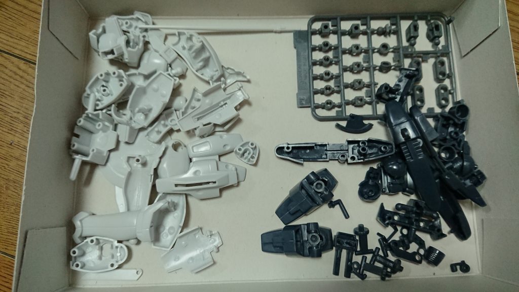 ニッパーとデザインナイフ、紙やすりを使って全てゲート処理をします。