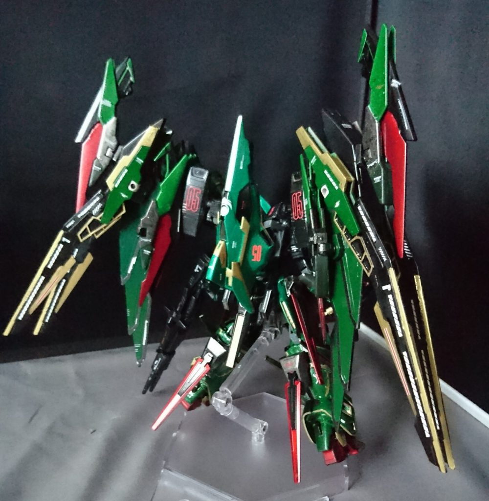 後ろ姿です。Hi-νガンダムブレイブを参考にシールドを後ろにつけています