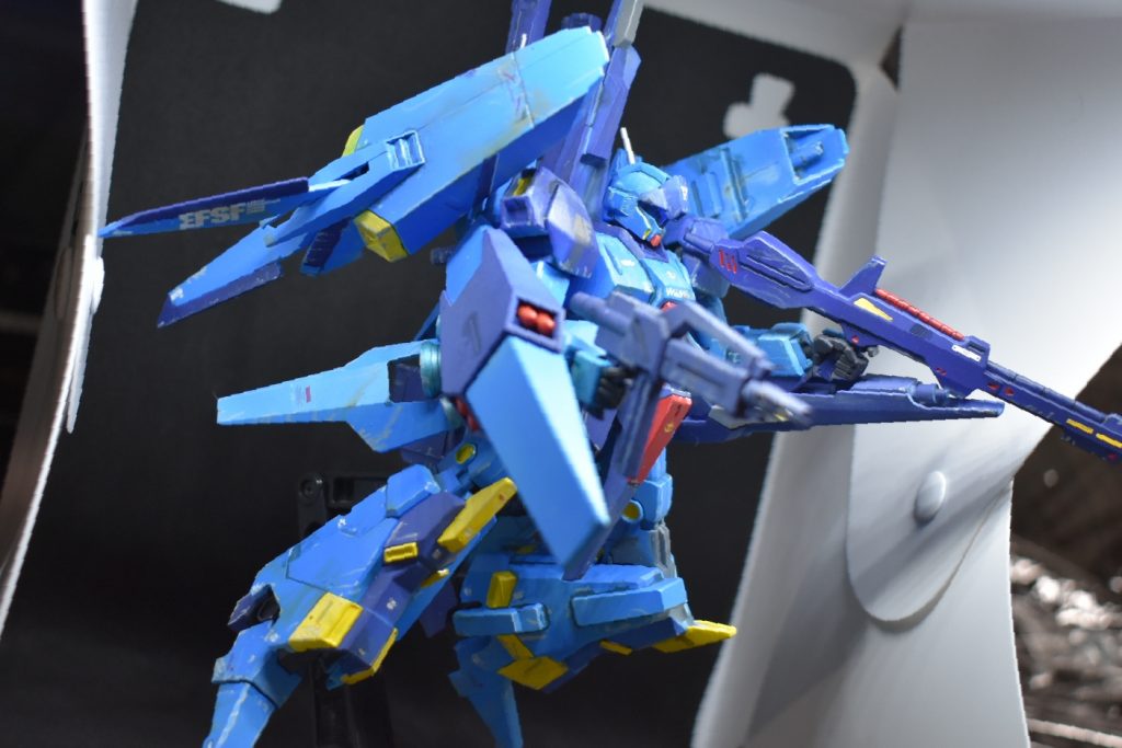 追加装備でジェガンのシールドとZ系列のビームライフルを持つことが多い様です。
左手のシールドやバックパックには本来ならばビームガンが付いている筈ですが、ジェネレータ不足のため見た目だけです。