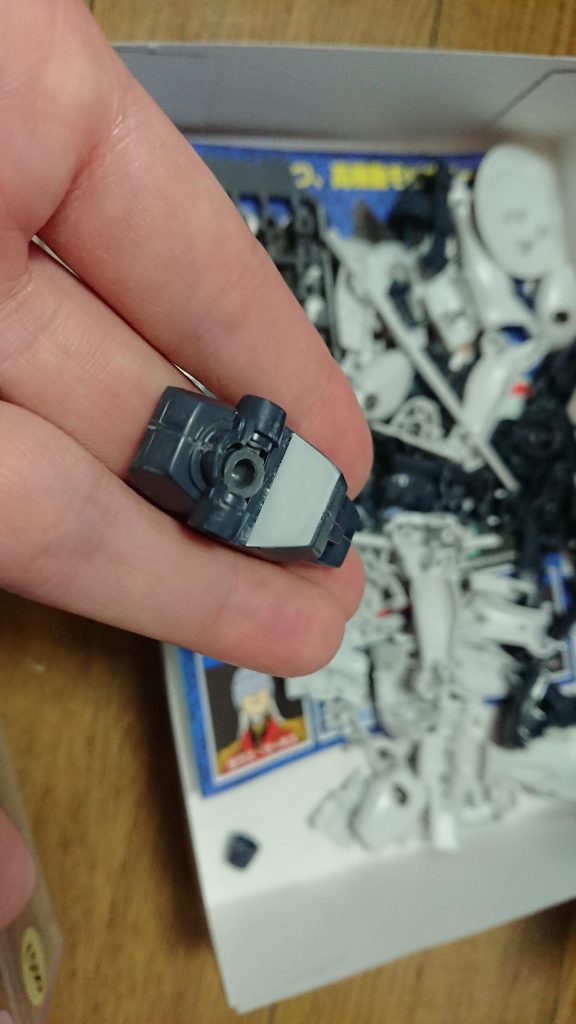 足の穴が気に入らなかったのでプラバンで加工(笑)