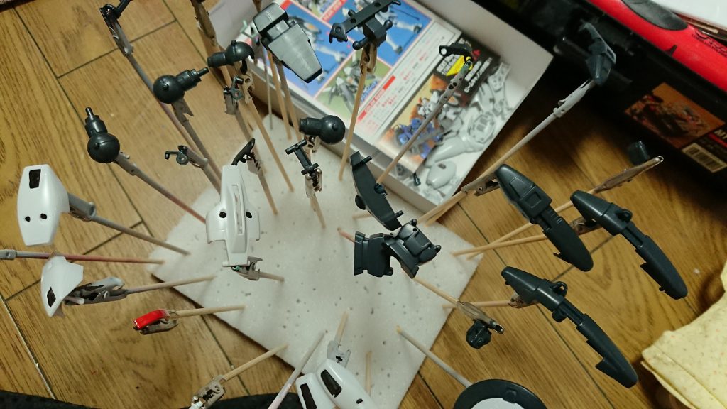 内部の黒系統と色分けの足りない箇所なんかは筆にて塗り替えます。