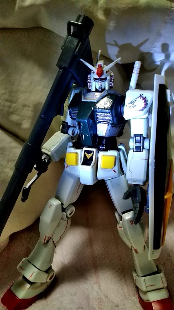 基本武装は今の技術でも再現できそうなバズーカとシールドです。