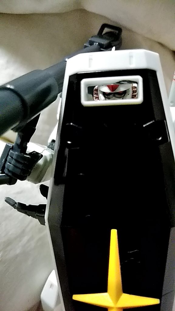 シールドから覗く眼