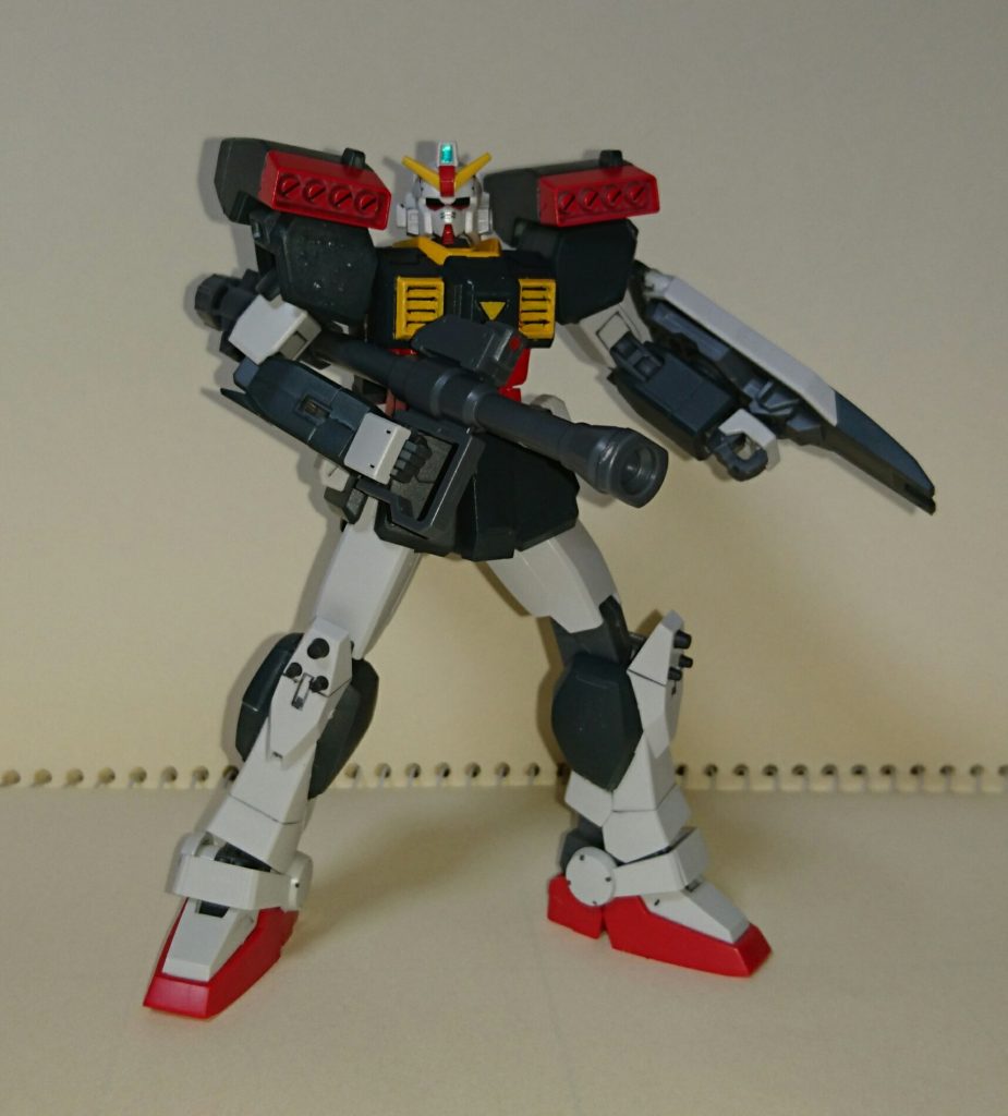 ロケットランチャーは小脇に抱えるように構えることもできます。