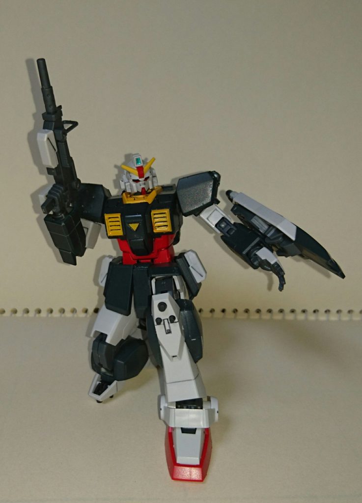 陸戦型ガンダムがベースなので膝立ちがしっかり安定します。また、左手の平手も付属します。