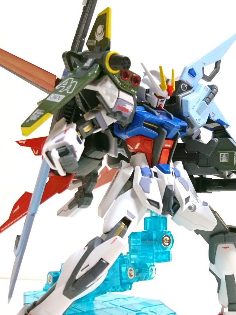 胸…プラ板を色々と追加。コックピットハッチをプラ板で一段上げてます。
腰…元パーツを切り分けメタバイオレットで塗装&下部分サイドを切り落としプラ板で造形変更。スリムにしました。