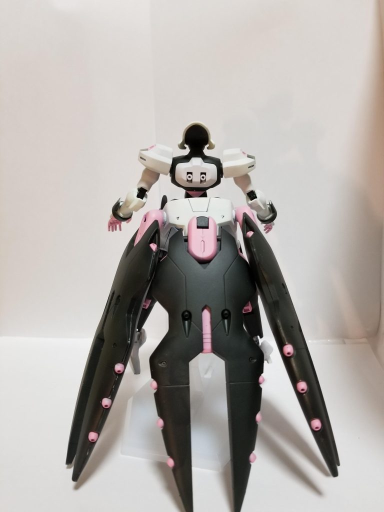 背面から。
スカートファンネルが綺麗です笑