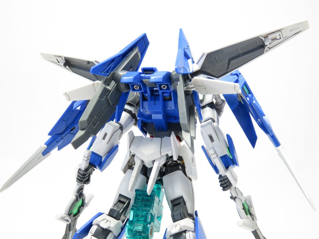 背面
分かりづらいですが角度のついた手首パーツを使っています
パーツはアメイジングエクシア付属の手とアリオスの手の甲を少し加工して作りました。