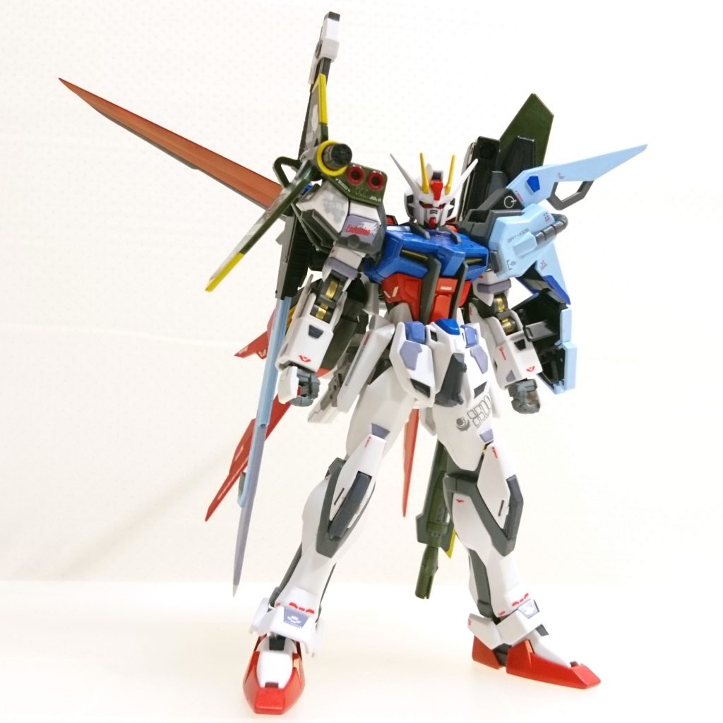 HGCEエールストライクに、HGパーフェクトストライクの武装を取り付けました。
ディテールアップ箇所は
肩、胸、腕、腰、太もも、膝、アンクルガード、エールストライカーです。