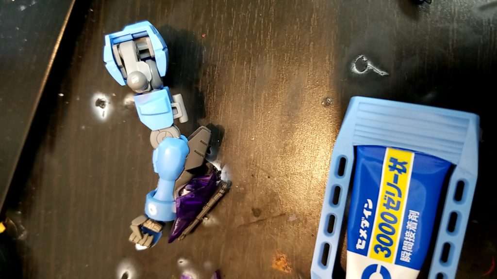 腕部分にはトランジェントグレイシャーのクリアパーツを使用（なお、本来は右腕にも付いていたがサーベルにガッツリ干渉してしまいまったのであえなく右腕は断念）