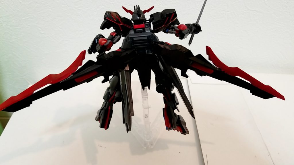 バックパック「ヴェズルフェルニル」
羽根が刃になっているのでもしかしたらもいで投げつけるかも