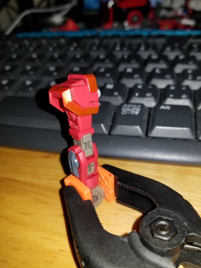 肩にメタレッドを乗せているところです。