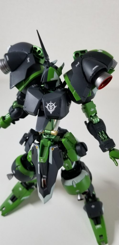 腰の部分のシリンダーもプラパイプで自作したものに置き換えています。